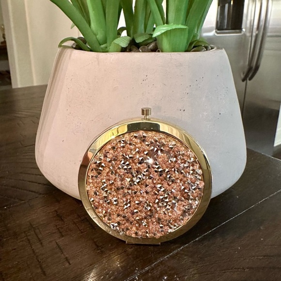 NEW!! Glam Compact Mirror - Picture 2 of 12